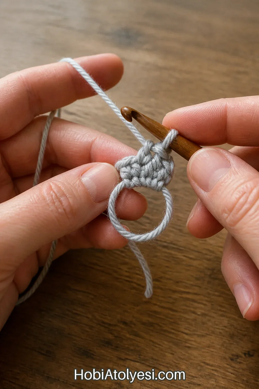 Sihirli halka ile başlanmış amigurumi başının ilk sıraları