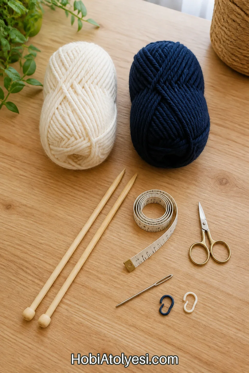 Atkı projesi için iki renkli worsted iplik, şişler, makas ve mezura düzenli masa düzeni