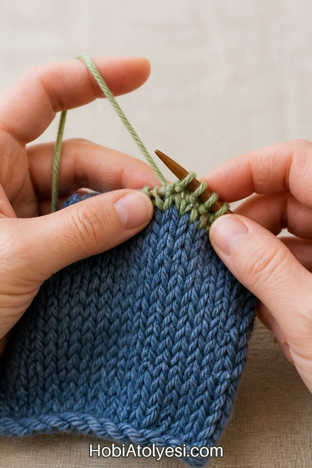Renk değiştirme ve ilk desende slip-stitch (kaydırma) uygulaması ellerle gösterimli