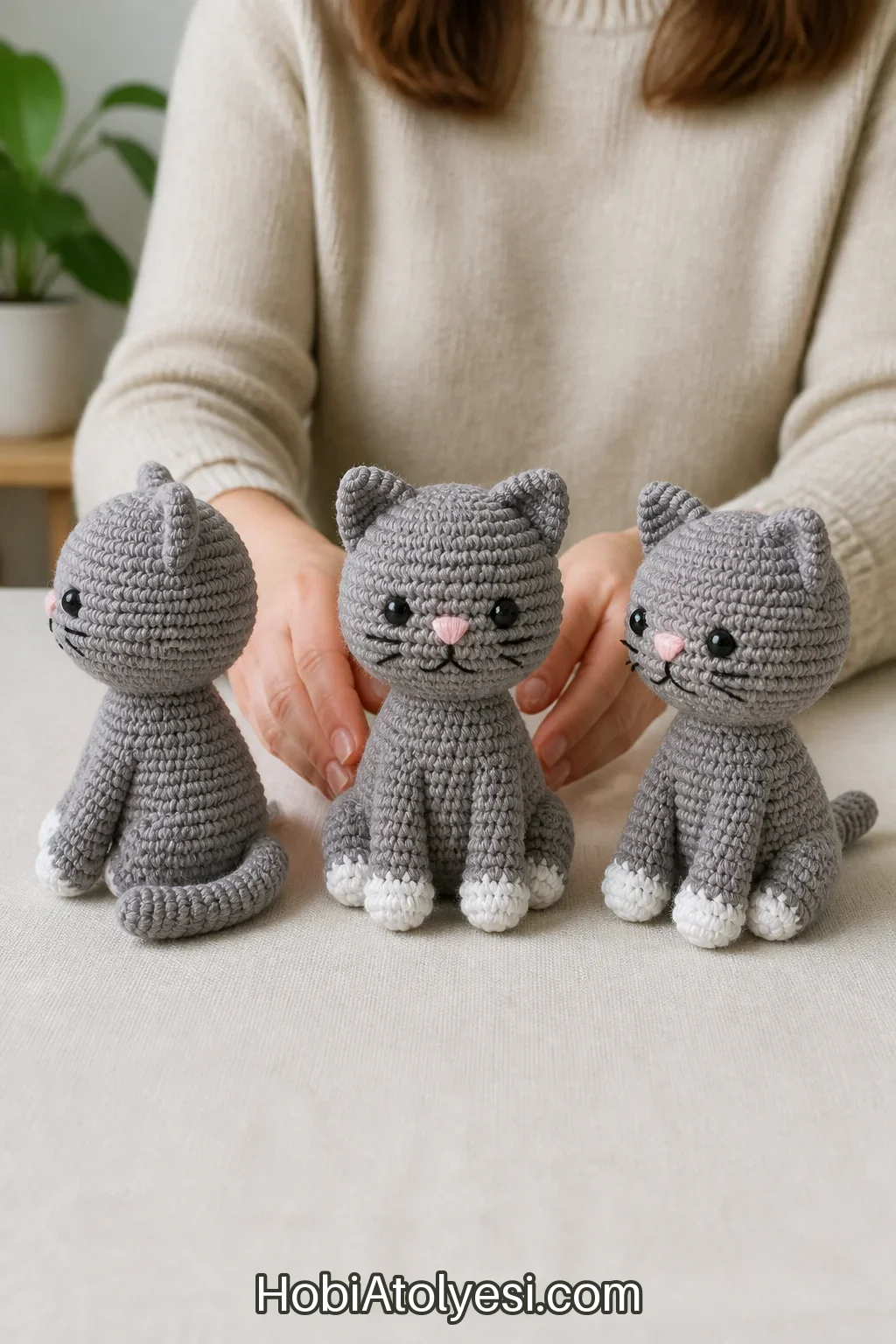 Bitmiş kedi amigurumi farklı açılardan oturur pozda fotoğraf dizisi