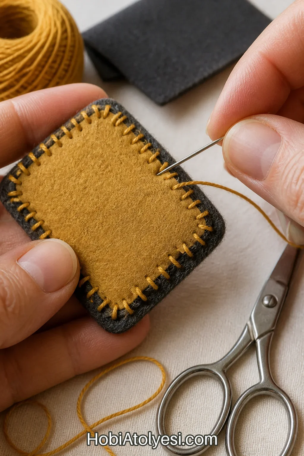 Kenarda blanket stitch dikişinin yakın planı