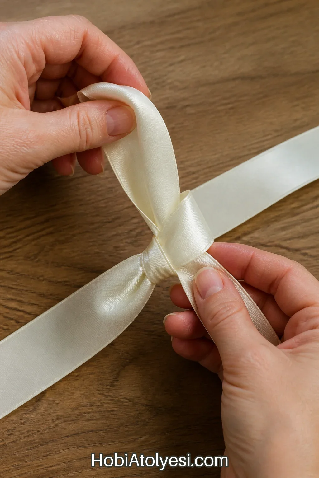 Kurdeleden gevşek bir başlangıç düğümü oluşturulurken iki el görüntüsü