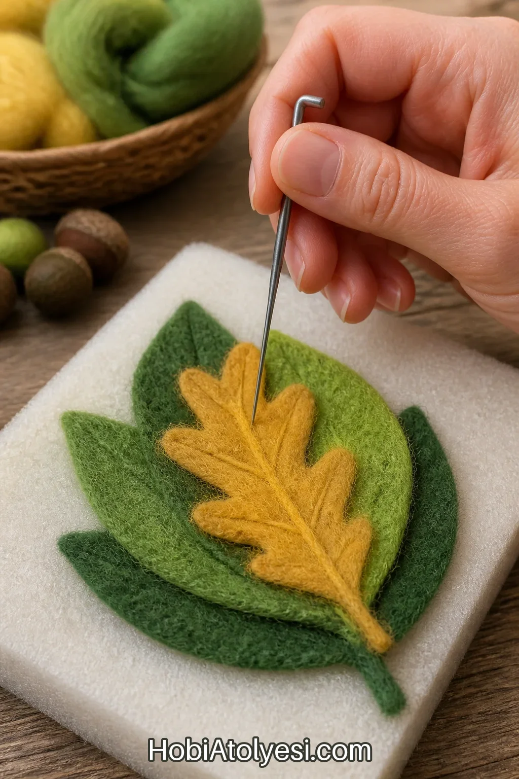 İğneleme başlanırken el ve keçe üzerinde felting iğnesi görünümü