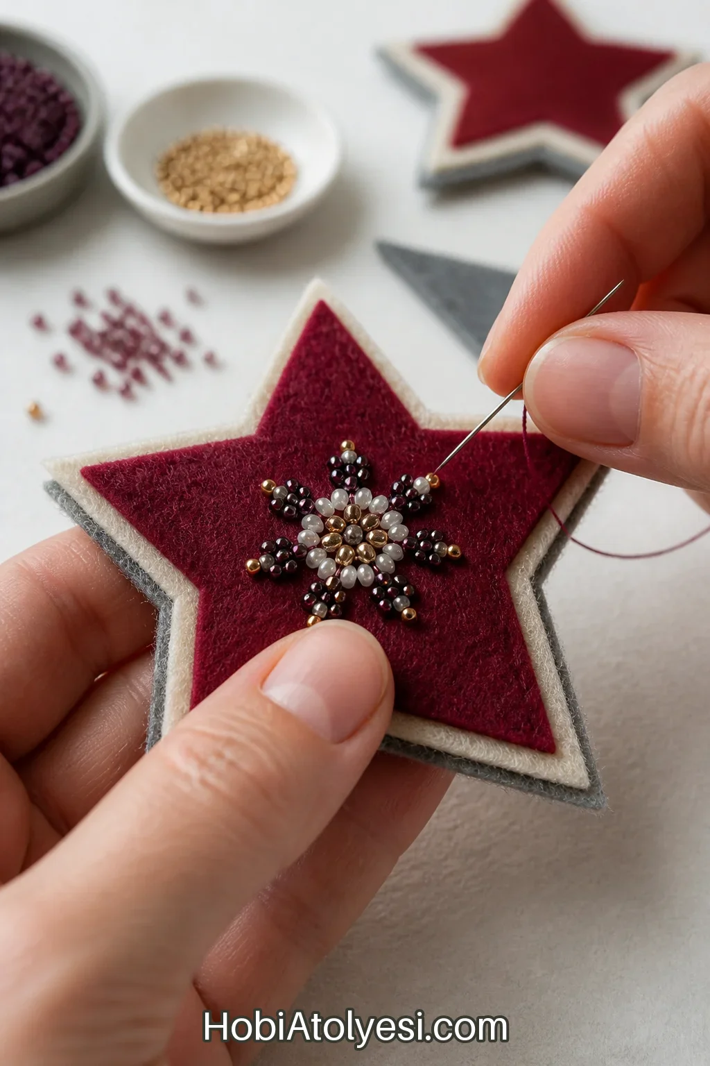 Üste boncuk işlenmesi için minyatür boncukların dikilmesi