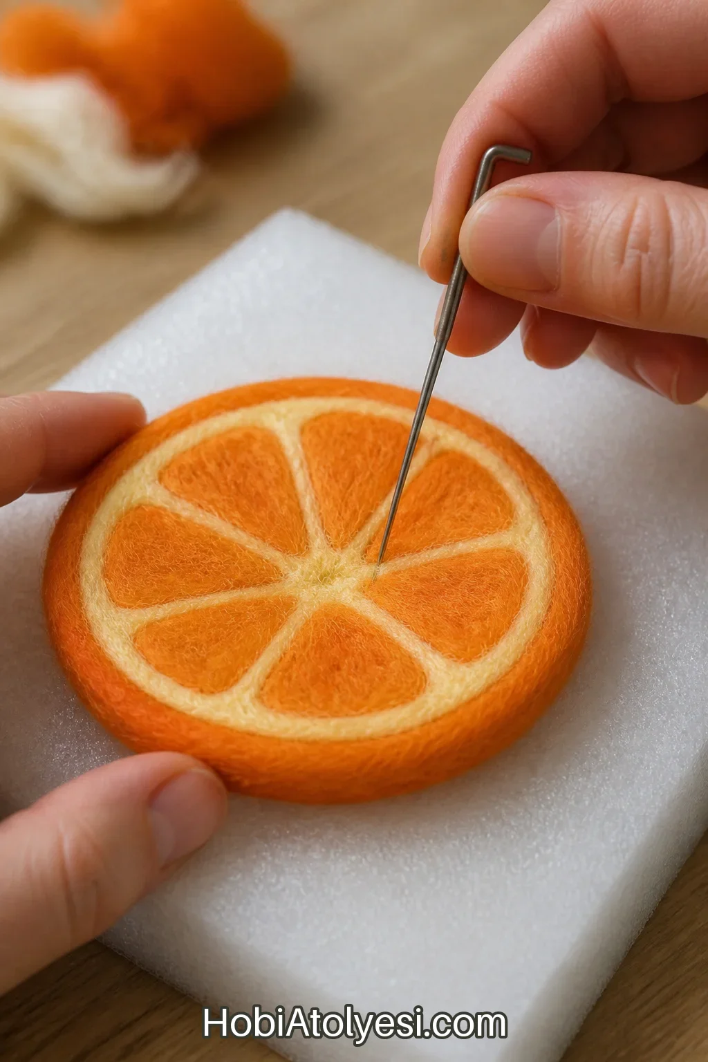 İğneleme (needle felting) ile katmanları hafifçe birbirine bağlama yakın planı