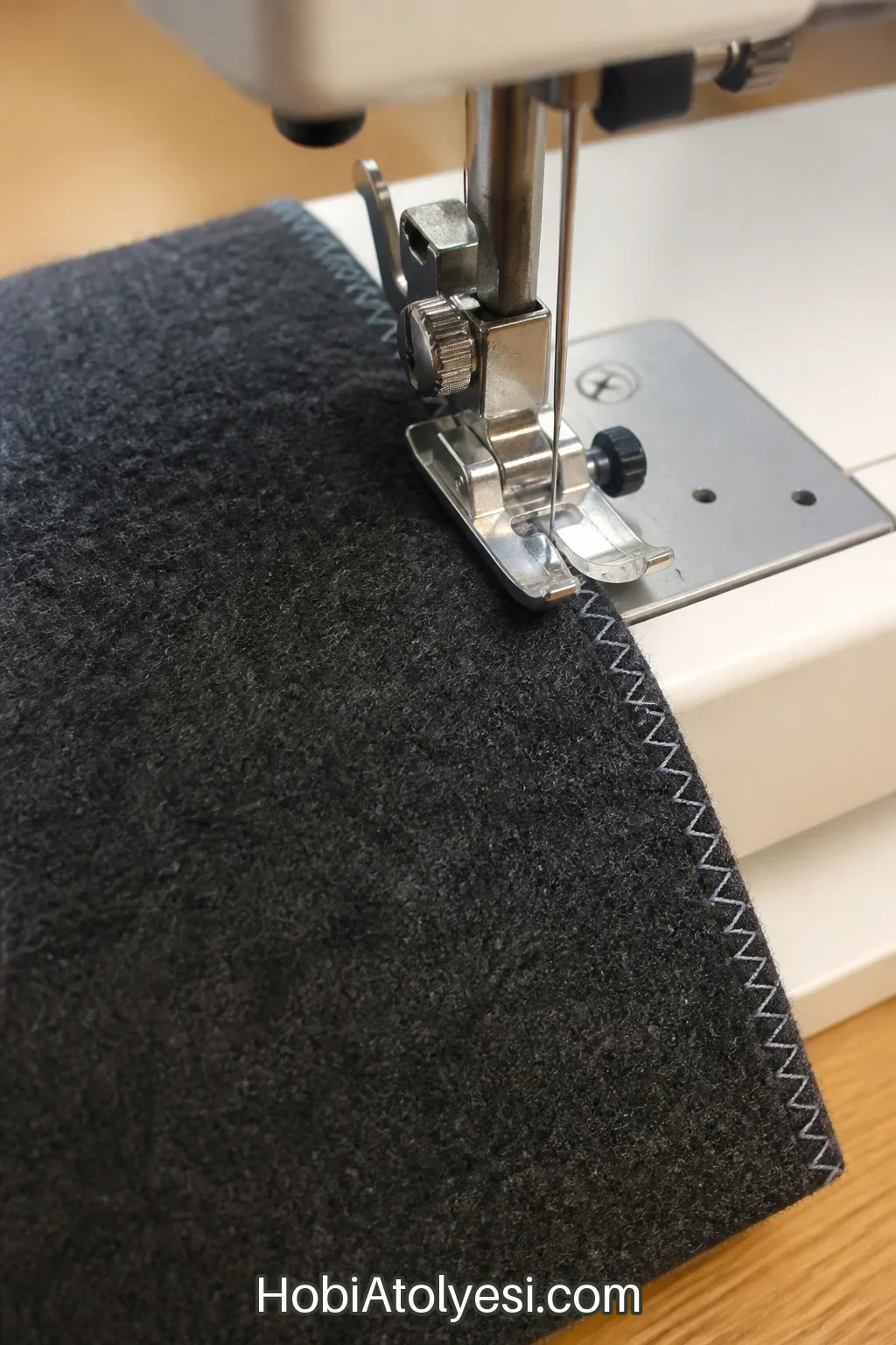 Overlok alternatifi: dikiş makinesi ile zigzag yakın planı