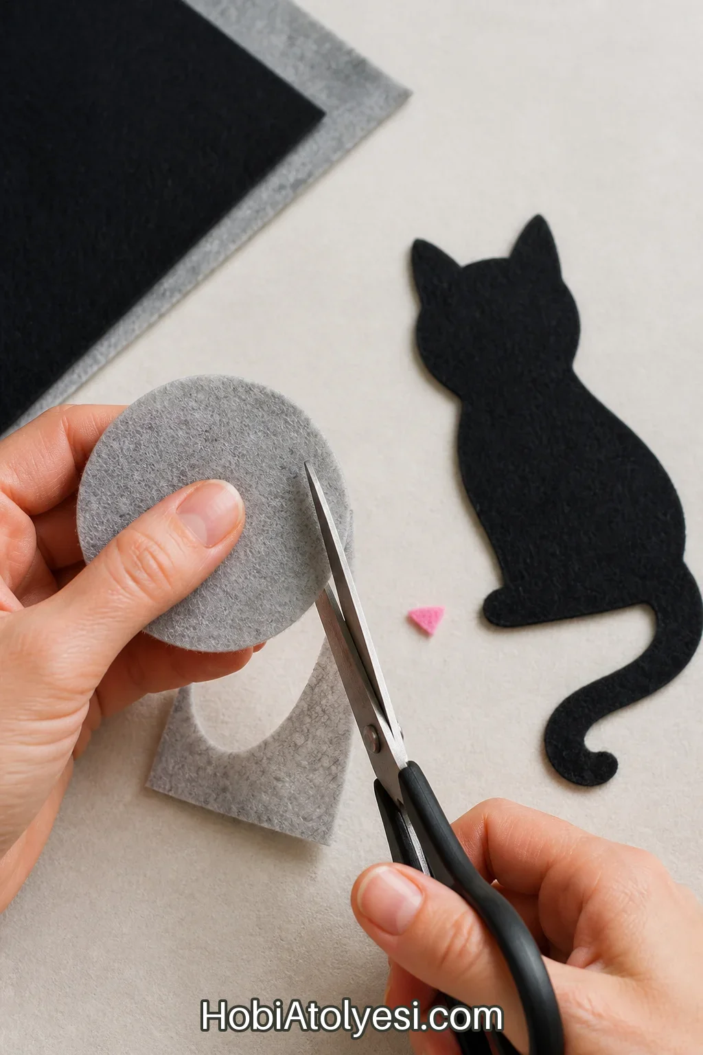 Keçe parçalarının makasla kesilmesi, taban daire ve kedi silüeti
