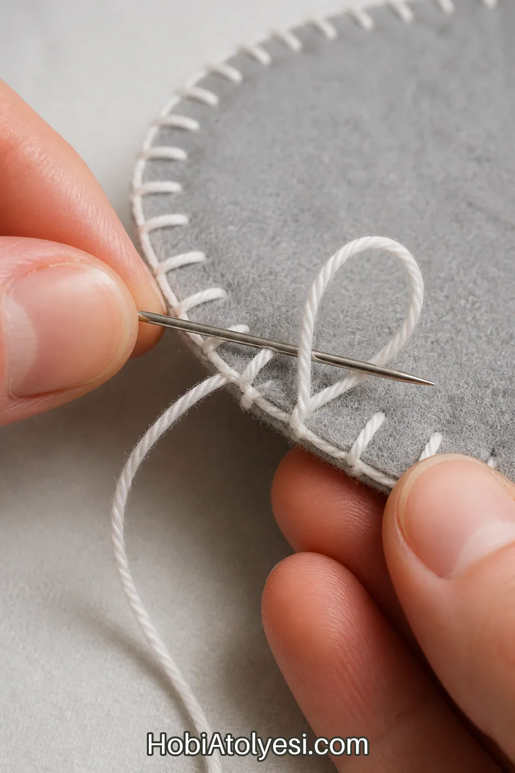 Kenar dikişine yakın plan, blanket stitch uygulaması gösteriliyor
