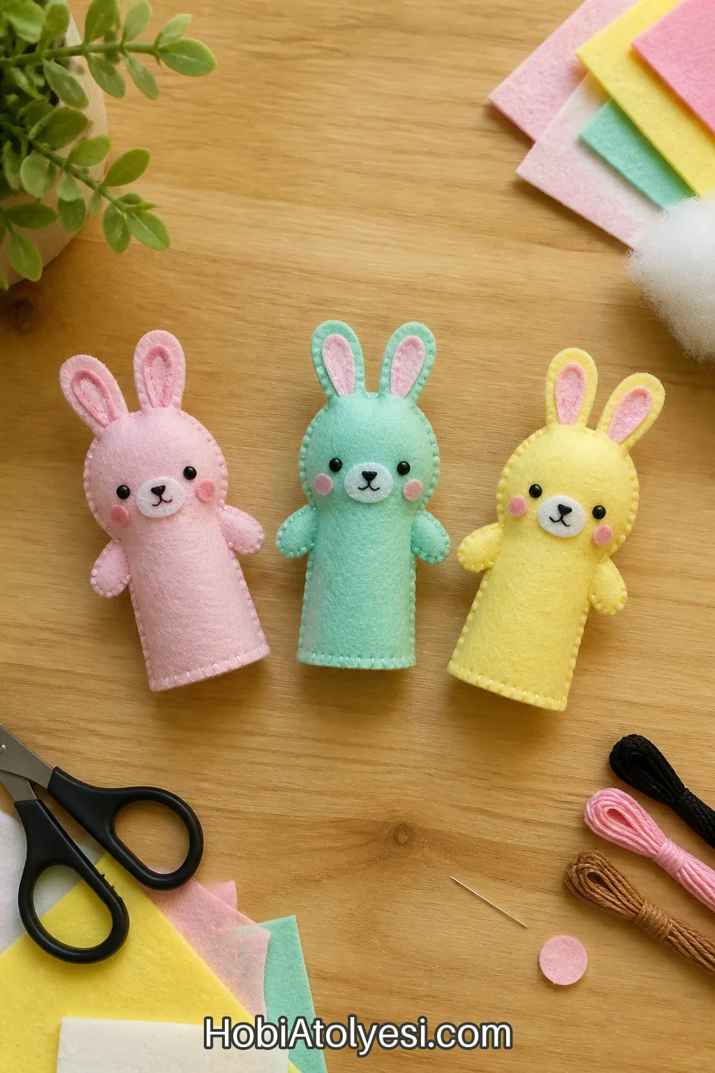 Tamamlanmış üç parmak kuklası seti, pastel renklerde düz bir düzlemde dizilmiş