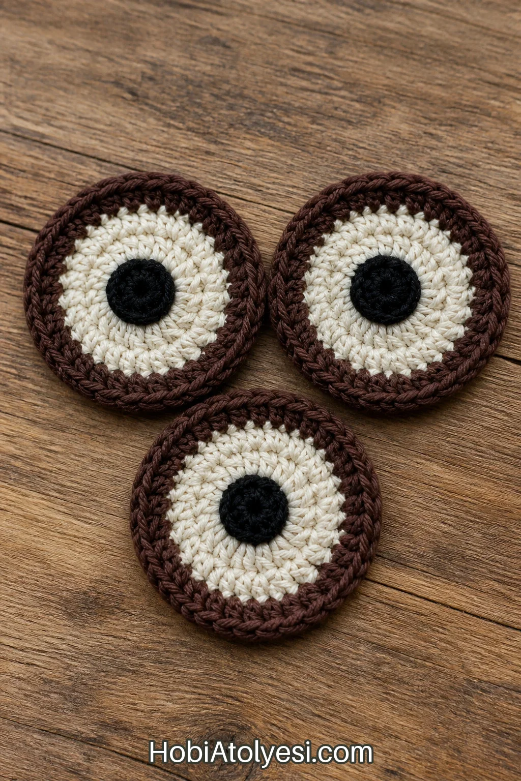 Göz aplikesi: krem merkez, koyu kahve halka ve küçük siyah nokta