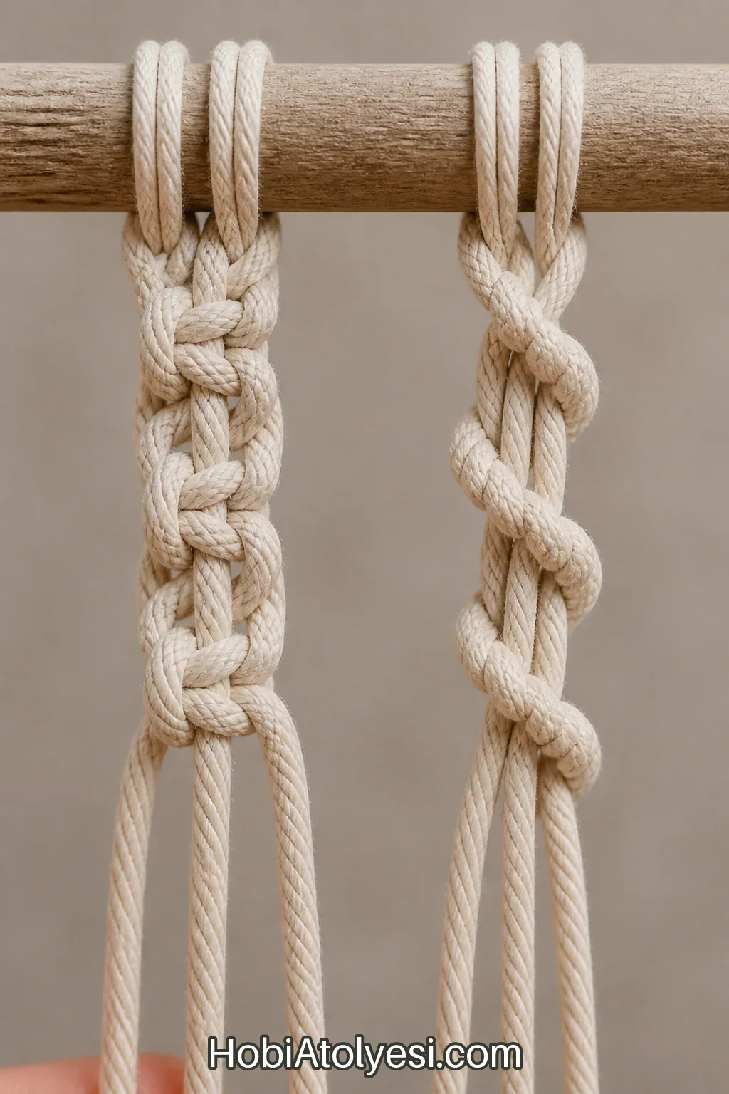 Düz (square) düğüm ve çift düğüm (double half hitch) yakın plan görüntüleri, düğüm aşamaları gösteriliyor
