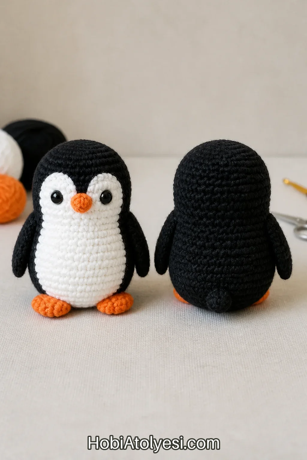 Bitmiş mini penguenin ön ve arka görünümü, temiz zemin üzerinde