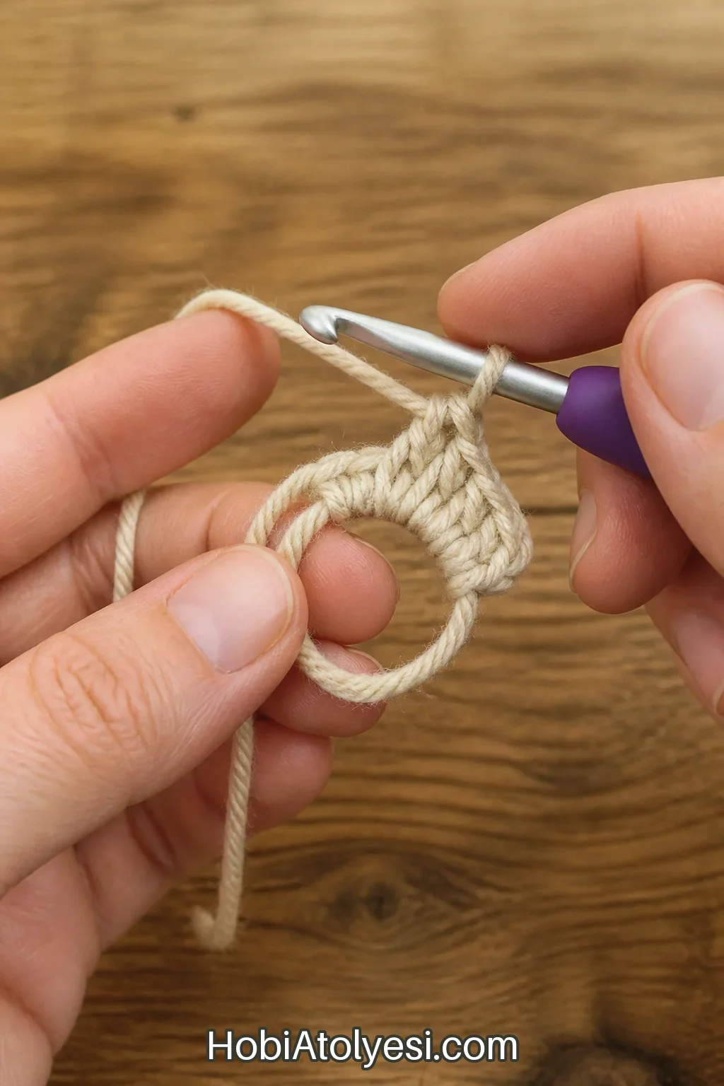 Magic ring başlatma ve ilk sık iğneler, tığ ile el görülebilir