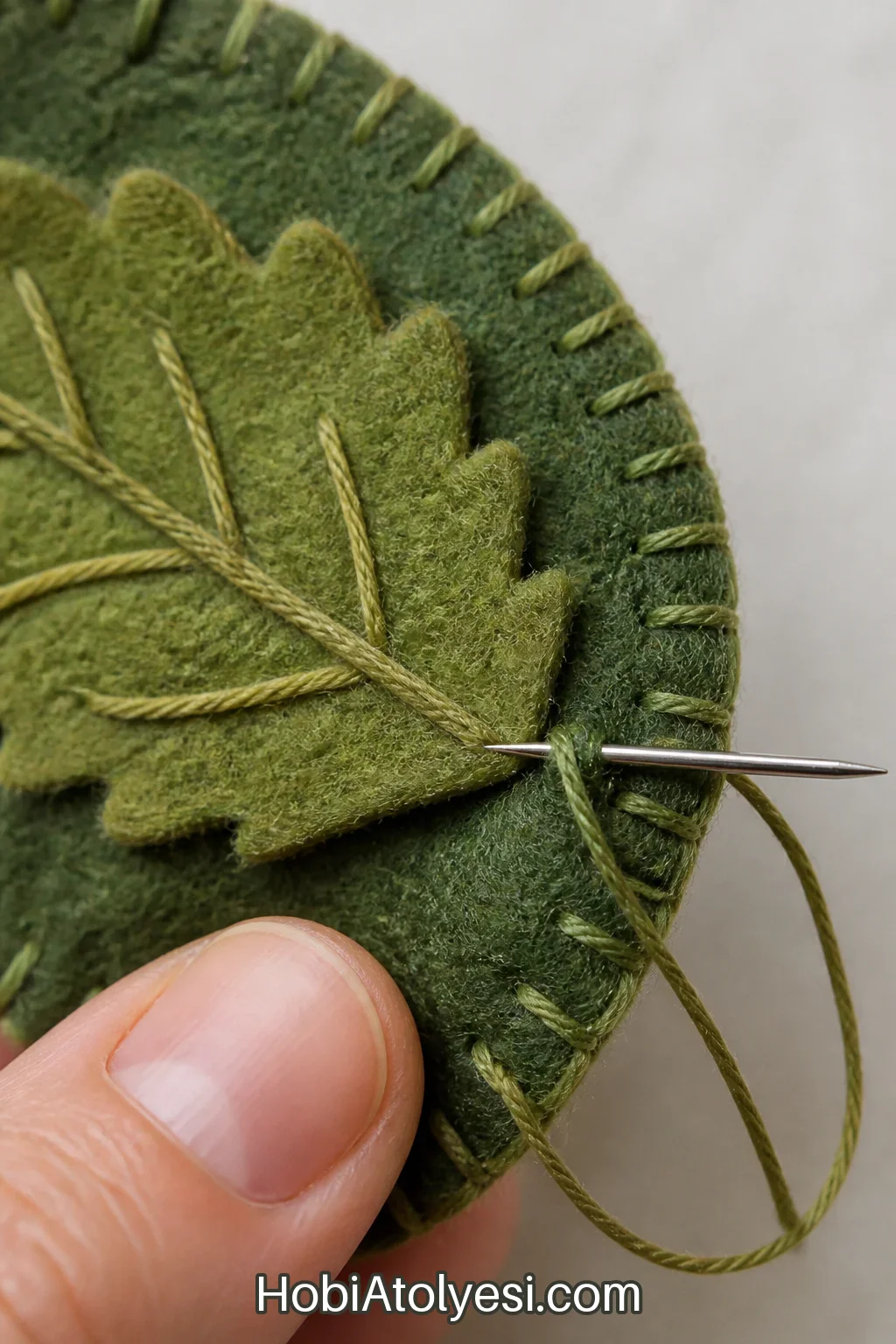 Kenar ipiyle yapılan görünür whipstitch dikişinin yakın planı