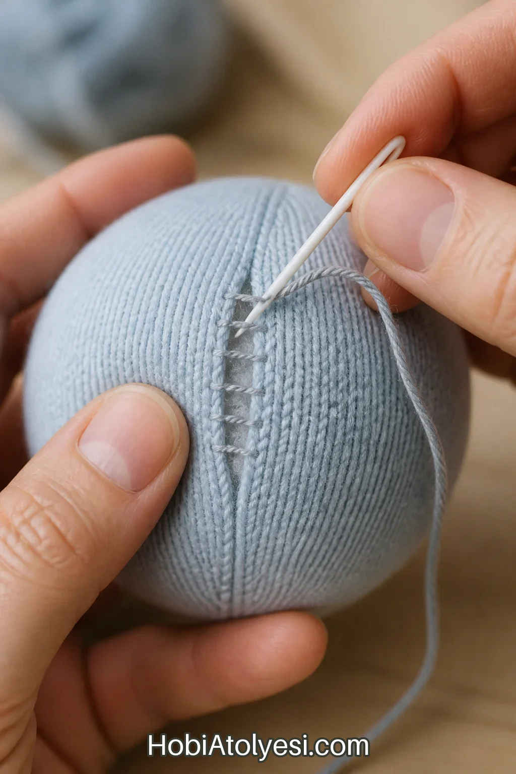Gizli dikişle topun son kapama işlemi ve dikiş detayları