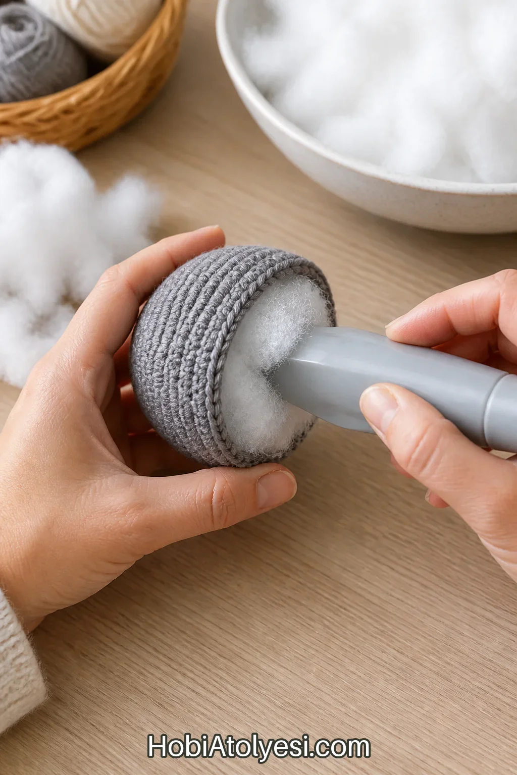 Dolgu işlemi; elyaf düzgün yerleştiriliyor, içi eşit doldurulmuş bulut gösteriliyor